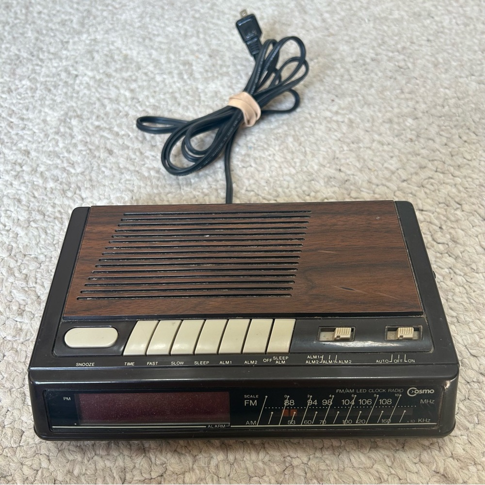 Cosmo FM/AM Clock Radio Digital Alarm Clock Brown Snooze Button 2 Alarm Settings